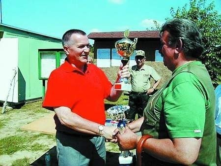 Miał powody do zadowolenia Tomasz Neneman (trzeci z lewej) oglądając wyniki osiągnięte w strzelaniu do sylwetki biegnącego dzika.