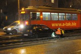 Wypadek na Grunwaldzkiej: Auto zderzyło się z tramwajem. Jedna osoba ranna [ZDJĘCIA]
