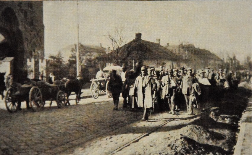 Żołnierze austriaccy w drodze na dworzec kolejowy