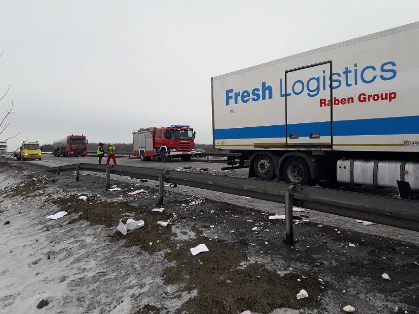 Wypadek na DK 1 pod Radomskiem. Ciężarówka zderzyła się z...