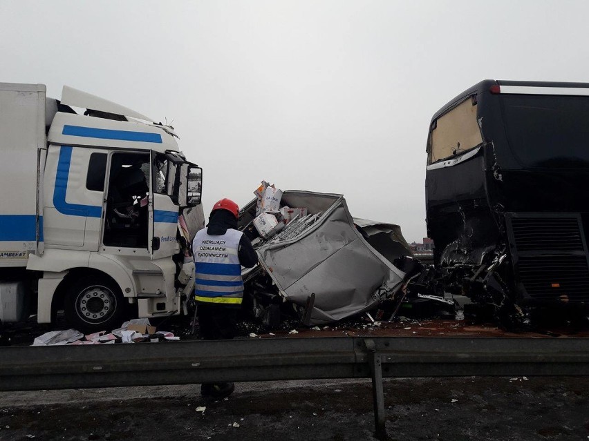 Wypadek na DK 1 pod Radomskiem. Ciężarówka zderzyła się z...