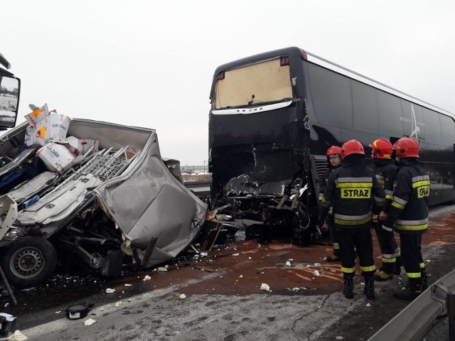 Wypadek na DK 1 pod Radomskiem. Ciężarówka zderzyła się z autobusem