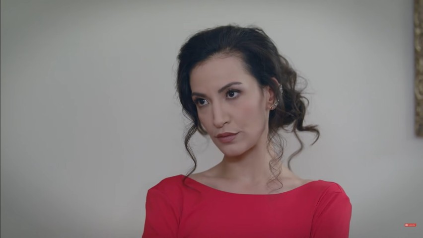 Cemre Melis Çınar jako Melis Saraç w serialu "Zranione...