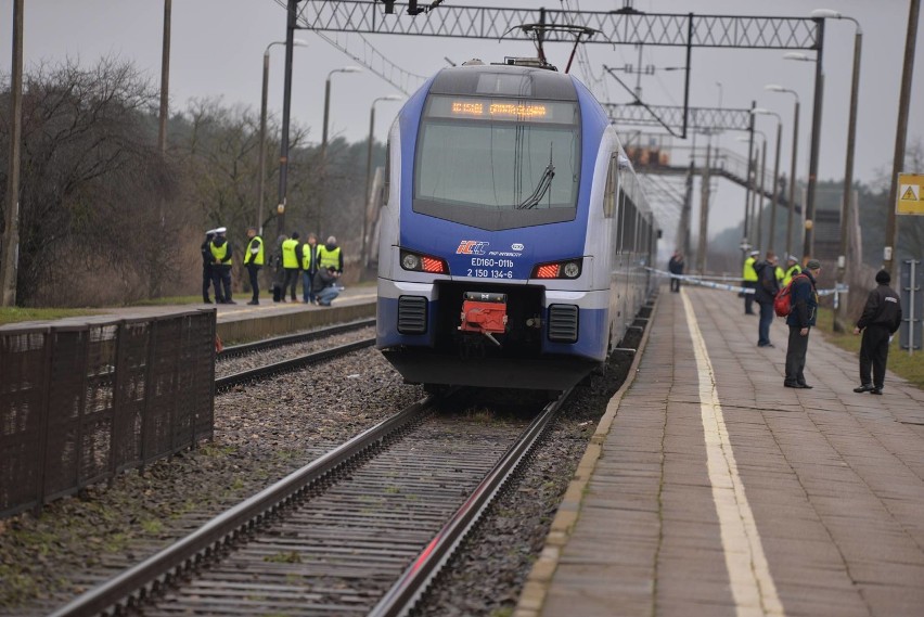 Pociąg relacji Łódź - Gdynia śmiertelnie potrącił 70-latkę we Włocławku [zdjęcia]