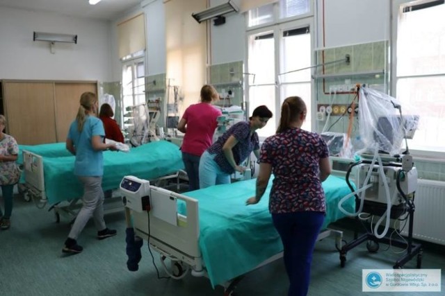 Szpital, w związku z problemami kadrowymi, zwrócił się z prośbą o pomoc do sióstr zakonnych. Z czasem ten sam apel został wystosowany do wszystkich mieszkańców.