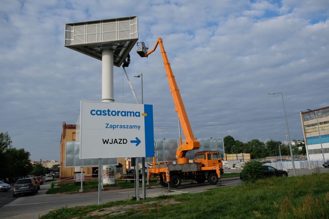 W czwartek 2 września przed wjazdem na parking montowano szyld Castoramy.