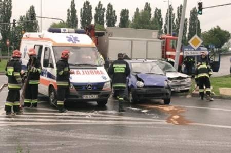 Skrzyżowanie przy hipermarkecie &quot;Auchan&quot;. Drogowcy naprawiają słup, w który wbiło się cinquecento. Trzy osoby zostały ranne.