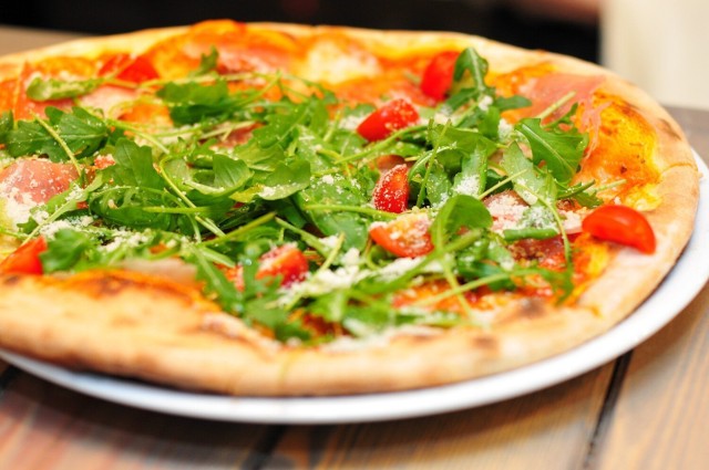 Oto adresy w Nowej Soli, w którym podawana jest najlepsza pizza w mieście. Te miejsca polecają klienci. Przyznali ponad 4,5 gwiazdki i wyrazili dla każdego z miejsc ponad 70 opinii. Zobacz, które to miejsca. Przejdź do galerii  >>> 
