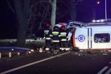 Wypadek na K92 w Grońsku. Karetka na jadąca na sygnale zderzyła się z VW, a następnie uderzyła w drzewo [ZDJĘCIA]