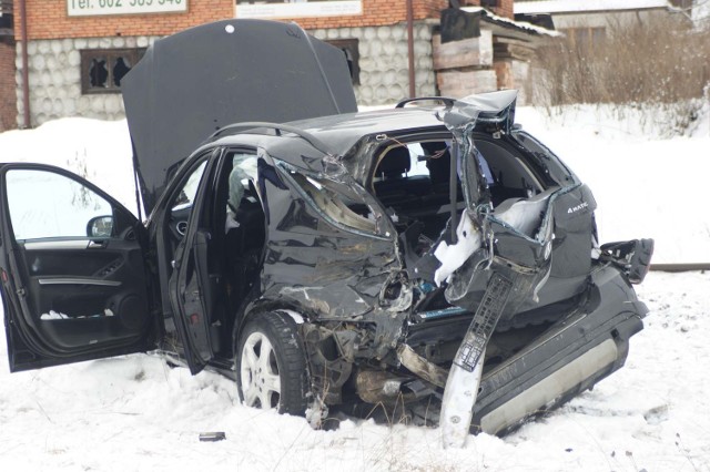 Wypadek w Poroninie. Samochód na zakopiańskich nr rejestracyjnych wjechał wprost pod pociąg relacji Zakopane - Kraków.