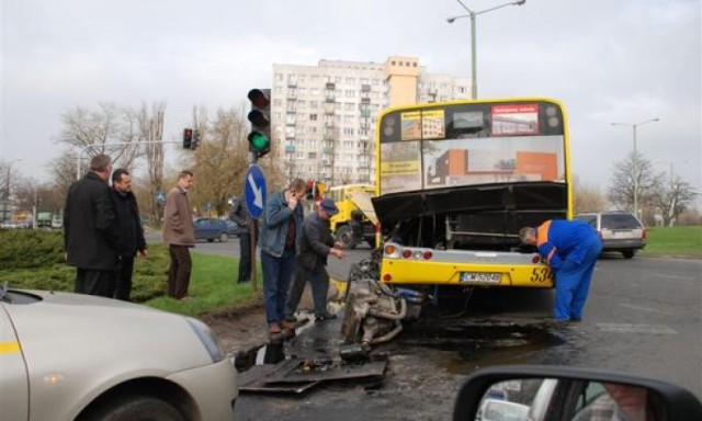 Na Placu Solidarności (skrzyżowanie ulic Okrzei z Wieniecką) we Włocławku autobus MPK zgubił silnik.