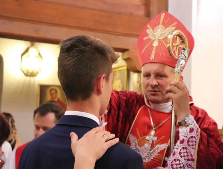 Biskup Łukasz Buzun udziela sakramentu bierzmowania młodzieży z parafii Najśw. Zbawiciela w Pleszewie - 2018 rok