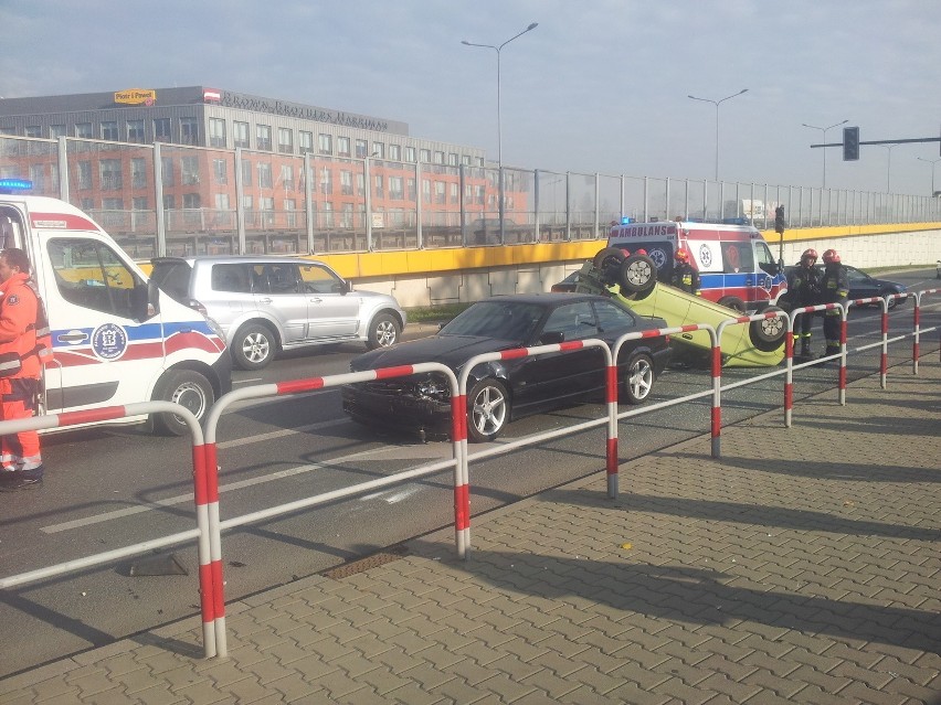 Kraków. Wypadek przy centrum handlowym Tandeta [ZDJĘCIA, WIDEO]