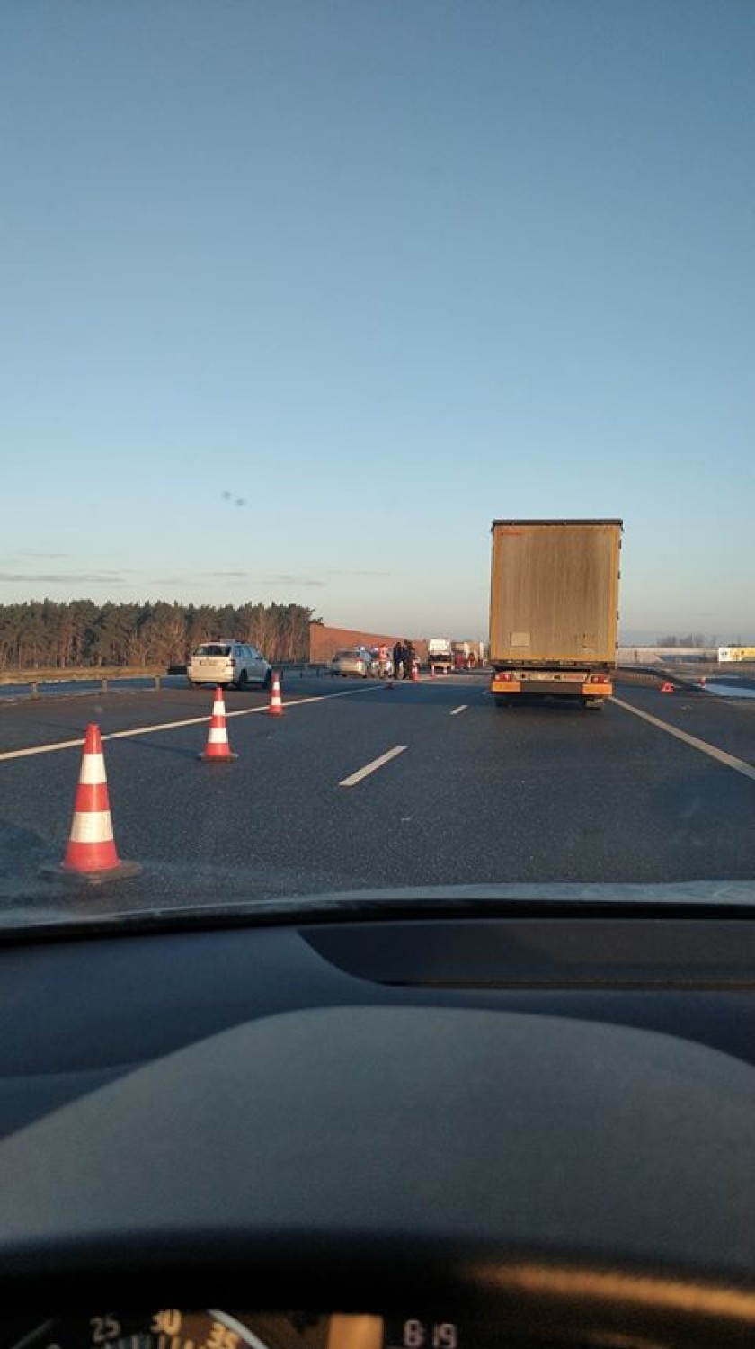 Wypadek na autostradzie A1 z udziałem czterech samochodów ciężarowych i lawety [zdjęcia, szczegóły]
