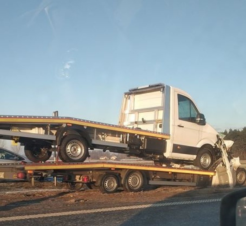 Wypadek na autostradzie A1 z udziałem czterech samochodów ciężarowych i lawety [zdjęcia, szczegóły]