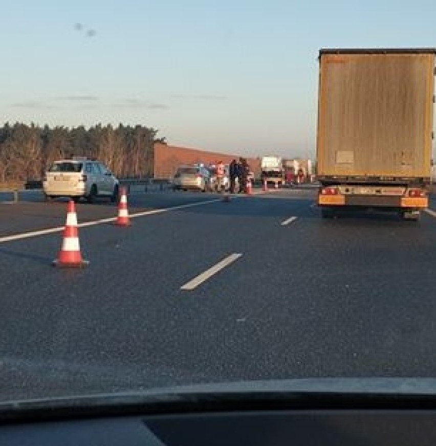 Wypadek na autostradzie A1 z udziałem czterech samochodów ciężarowych i lawety [zdjęcia, szczegóły]