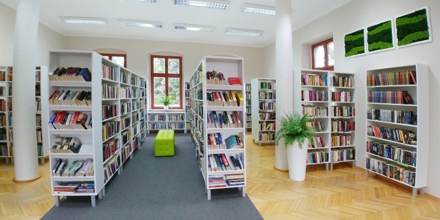 W wypożyczalni biblioteki pojawiły się nowe regały i obrazy pokryte mchem. Wnętrza biblioteki są nie do poznania, szkoda tylko, że czytelnicy nie mogą na żywo zobaczyć tej metamorfozy.