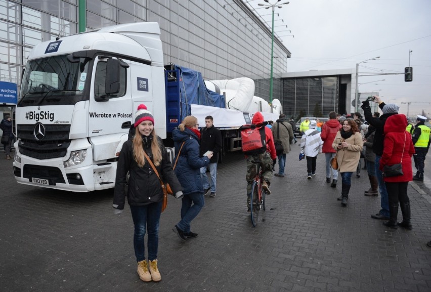 Big Stig w Poznaniu: Przy MTP stanęła laweta z Gwiazdą Top Gear