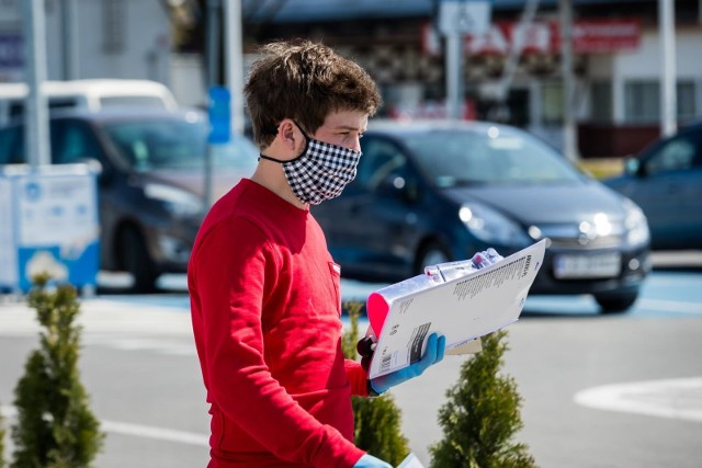 W związku z epidemią koronawirusa wprowadzono obowiązek zakrywania ust i nosa w przestrzeni publicznej