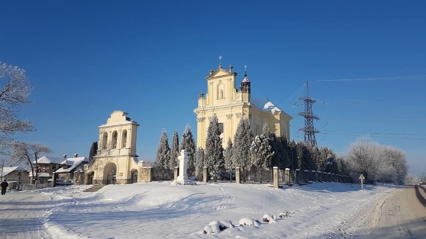 Wieś Brzozdowice w zimowej scenerii