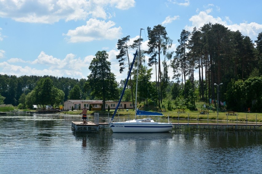 Kamień


Tak wyglądają plaże, jeziora i molo w Sępólnie,...