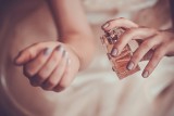 Kultowe perfumy damskie jako prezent na święta. Sprawdź modne zapachy w okazyjnych cenach
