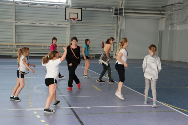 W ubiegły poniedziałek dyrekcja szkoły otrzymała decyzję od Powiatowego Inspektora Nadzoru Budowlanego w Lipnie, że  przywrócił obiekt hali sportowej do użytku. Pierwsze lekcje zaczęły się już w czwartek. Dostępny jest też orlik i plac zabaw.