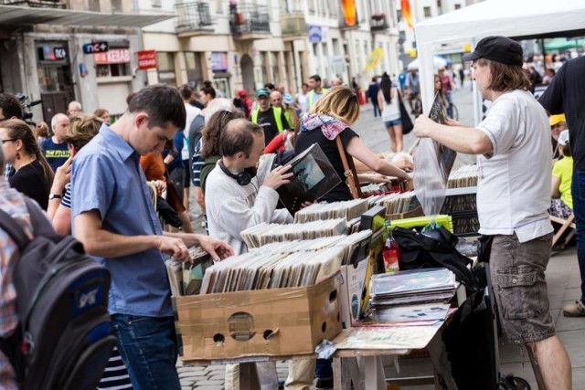 Przegląd polskich dzielnic hipsterstwa otwiera Warszawa. Nie był to oczywisty wybór. Najuczciwiej można powiedzieć, że stolica ma co najmniej dwa serca hipsterstwa. Praga, niegdyś często uznawana za brudną i niebezpieczną, dziś jest doceniana za tradycję i autentyczność. "Prawie nie zniszczona podczas wojny, pełna jest pięknych, klimatycznych kamienic. W pustostanach i loftach zaczęły powstawać pracownie artystów, a w opuszczonych fabrykach i magazynach - koncertownie i galerie" - pisze Skyscanner.

Portal zwraca też uwagę na kwitnące tam nocne życie: "Niektórzy nie wyobrażają sobie piątkowego wieczoru bez odwiedzenia jednej z klubokawiarni w tej dzielnicy. Mimo różnego charakteru i wystroju, wszystkie hipsterskie miejsca na Pradze łącz wspólne cechy – każdy znajdujący się w nich stół i krzesło pochodzą z innego kompletu, a panujący w nich klimat nie ma w sobie żadnego nadęcia."

Źródło: Skyscanner