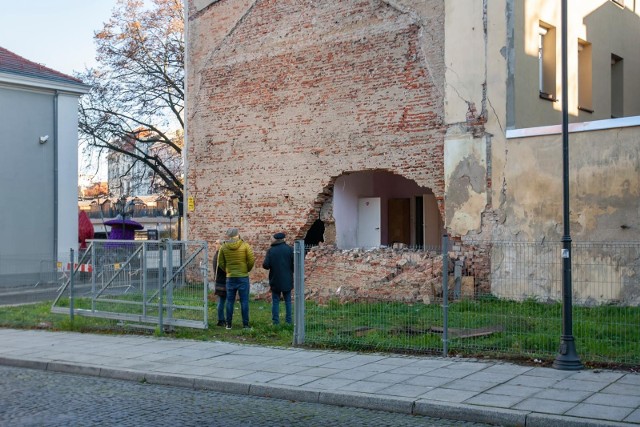 Część zachodniej ściany kamienicy przy ulicy Grodzkiej 4 w Bydgoszczy zawaliła się 7 października 2021 r.