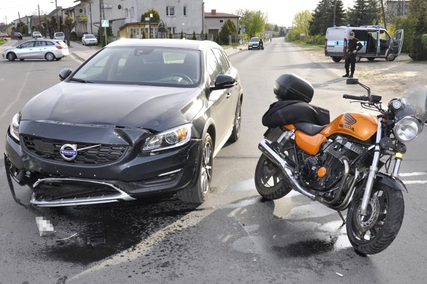 Wypadek w miejscowości Skępe. Zderzenie volvo z motocyklistą, który nie ustąpił pierwszeństwa [zdjęcia]