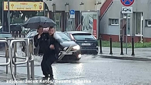 Najtrudniejsza była sytuacja na ul.Westerplatte, gdzie woda była na tyle wysoka, że samochody zalewały silniki i nie mogły wyjechać. 

W tym miejscu właśnie znalazł się patrol II Plutonu Samodzielnego Pododdziału Prewencji Policji Komendy Wojewódzkiej Policji w Gorzowie: st. sierż. Kamil Sałek, sierż. Marcin Wojciechowski, sierż. Dawid Tomczak. Policjanci przez ponad 2 godziny pomagali ludziom uwięzionym w zalanych samochodach, wypychali je z wody, kierowali ruchem, żeby inni kierujący nie wjechali w tak głęboką wodę - czytamy w komunikacie zielonogórskiej policji.

Kobieta chora na cukrzycę utknęła w wysokiej wodzie
Policjanci, brocząc po kolana, a miejscami po pas w wodzie, pomagali zielonogórzanom w tej trudnej sytuacji. Najbardziej stresująca była historia chorej na cukrzycę kobiety, która powinna przyjąć dawkę insuliny, a samochód, którym jechała, również utknął w wysokiej wodzie. Policjanci pomogli wypchnąć samochód w suche miejsce i chora mogła dotrzeć do domu na czas.

Policjanci nosili ludzi na rękach
Sierż. Marcin Wojciechowski pomógł także zielonogórzance, która stojąc w miejscu otoczona głęboką wodą, nie mogła przejść. Policjant po prostu wziął kobietę na ręce i przeniósł w suche miejsce. Policjanci co prawda wrócili do jednostki przemoczeni do suchej nitki, ale za to z poczuciem dobrze spełnionego obowiązku.