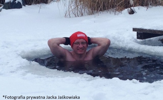 Przedmiotem aukcji jest niezapomniana, lodowata kąpiel w przeręblu wspólnie z prezydentem Poznania Jackiem Jaśkowiakiem. Kąpiel odbędzie się w lutym tego roku.

Wspólna kąpiel w przeręblu z prezydentem
Aktualna cena: 125,50 zł
(stan na 9 stycznia, godz. 9)

Licytacja trwa TUTAJ

ZOBACZ TAKŻE:
Niezwykłe licytacje trwają. Pomożesz?
Hejt i uwielbienie nieodłącznie grają z WOŚP