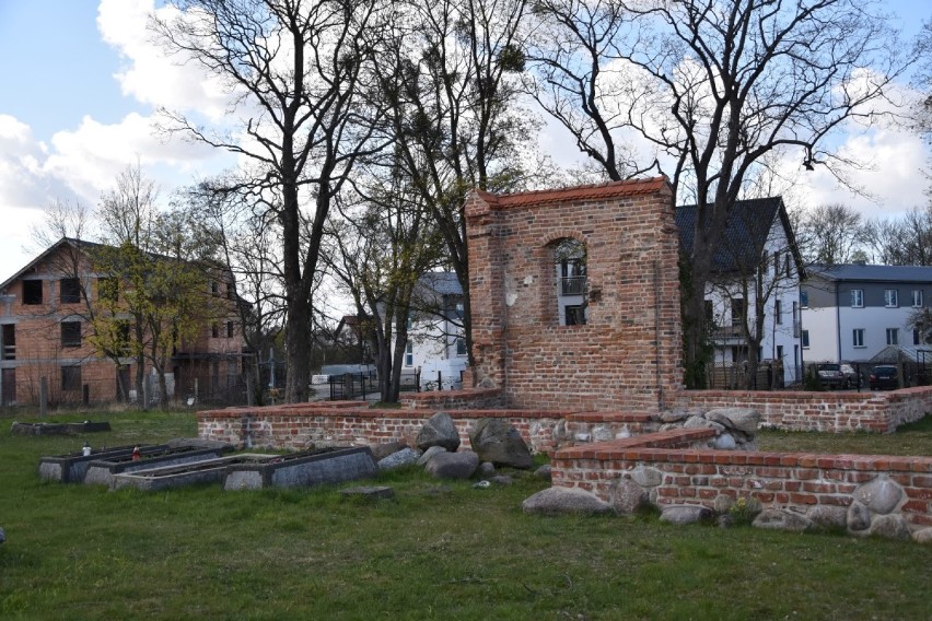 Ruina gotyckiego kościoła Świętego Krzyża i św Mikołaja w Rumi