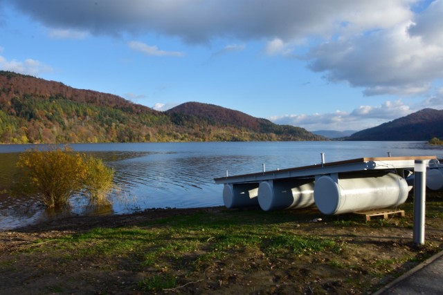 Powoli kończą się prace przy zagospodarowaniu brzegów Klimkówki. Przygotowany do zwodowania jest pomost, gotwa jest większość ścieżek pieszo-rowerowych