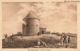Szczyt Śnieżki 100 lat temu. Drewniane budy, kaplica św. Wawrzyńca i turystki w długich spódnicach