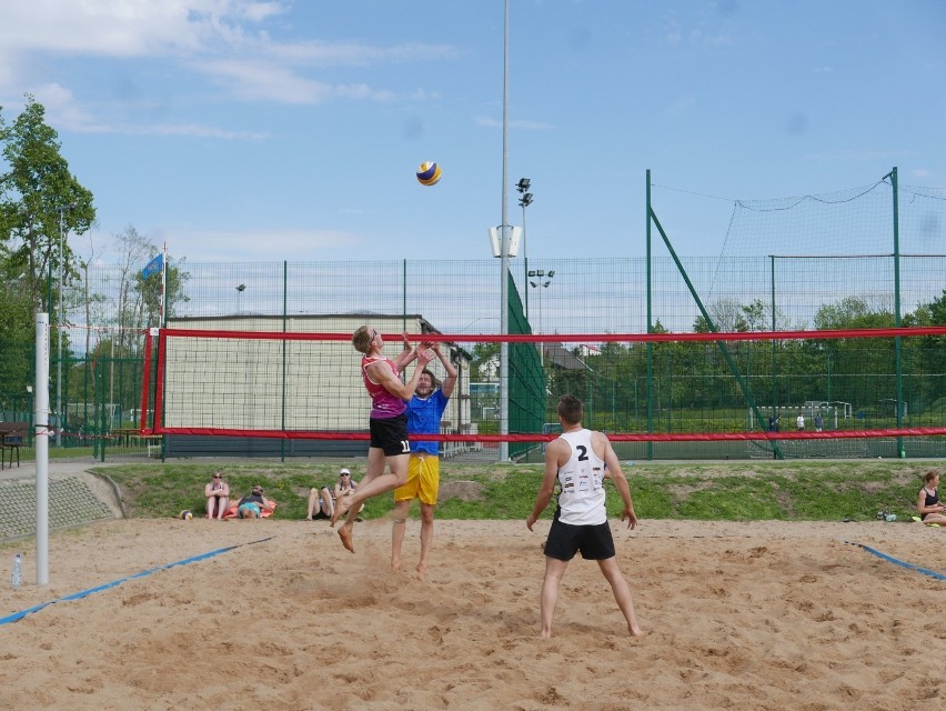 Pierwszomajowy turniej siatkówki plażowej w Żninie z frekwencyjnym rekordem [zdjęcia]