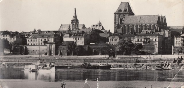 To zdjęcie zostało wykonane w latach 60. ubiegłego wieku, czyli jakieś sto lat po powstaniu pierwszej fotografii z panoramą wiślaną miasta. Widać na nim jednak zupełnie inny świat niż teraz - nabrzeże bez betonu, ale za to ze statkami.