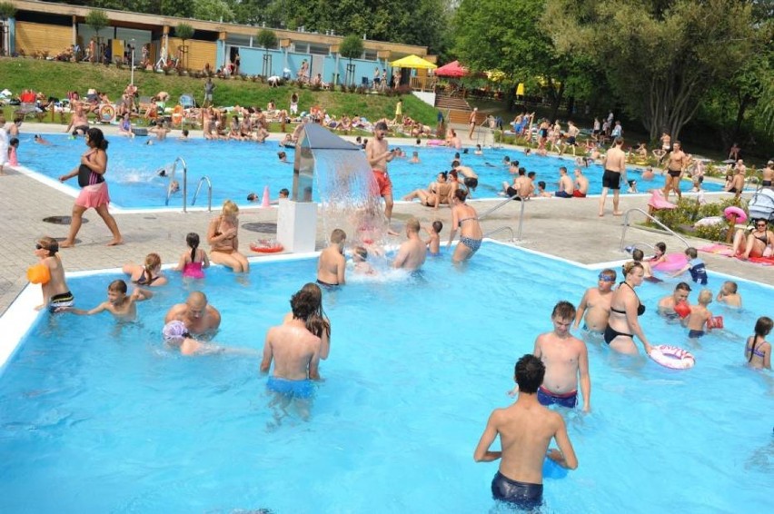 W Warszawie działa sporo odkrytych basenów. Na świeżym...