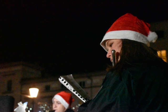 Koncert kolęd na śremskim rynku podczas zapalenia świątecznej choinki