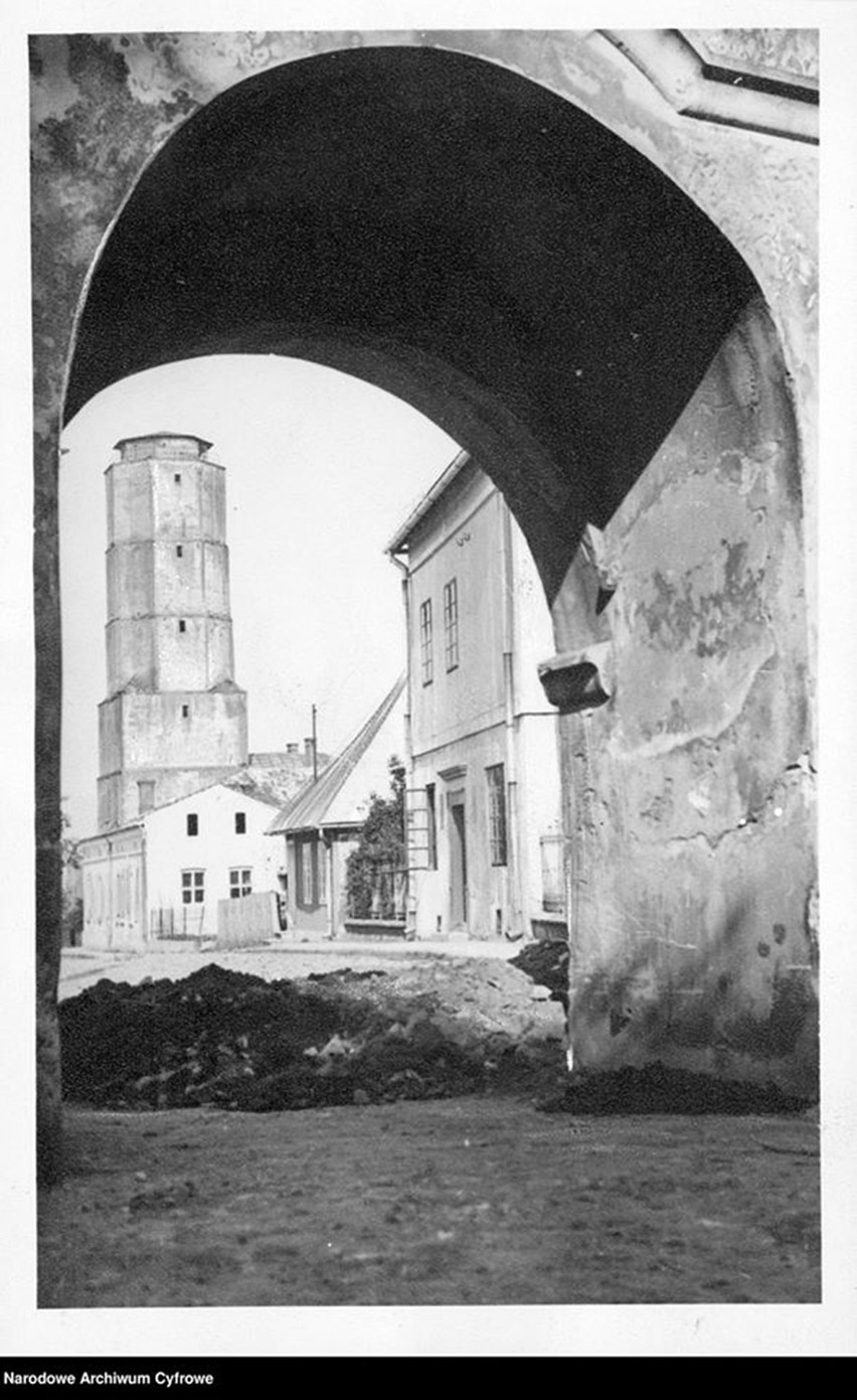 Wieża ratuszowa w Bieczu. Widok z bramy przykościelnej. 1943...