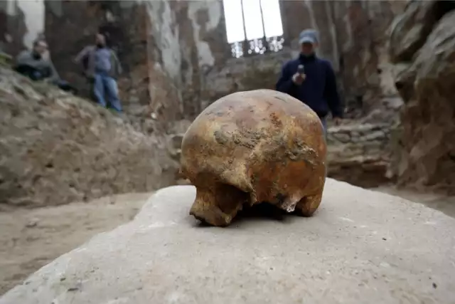 Podczas prac w ruinach kościoła św. Mikołaja natrafiono też na inne ludzkie szczątki