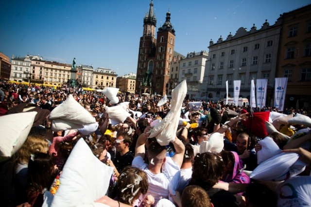 Kraków. Bitwa na poduszki na Rynku Głównym