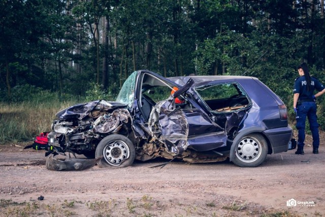 Wypadek w Murowańcu koło Koźminka. Auto rozbiło się na drzewie. Kierowca ciężko ranny