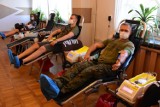 Akcja oddawania krwi kolejny raz w Śremie. Policjanci i wojskowi zaprosili tym razem krwiodawców do Klubu Garnizonowego