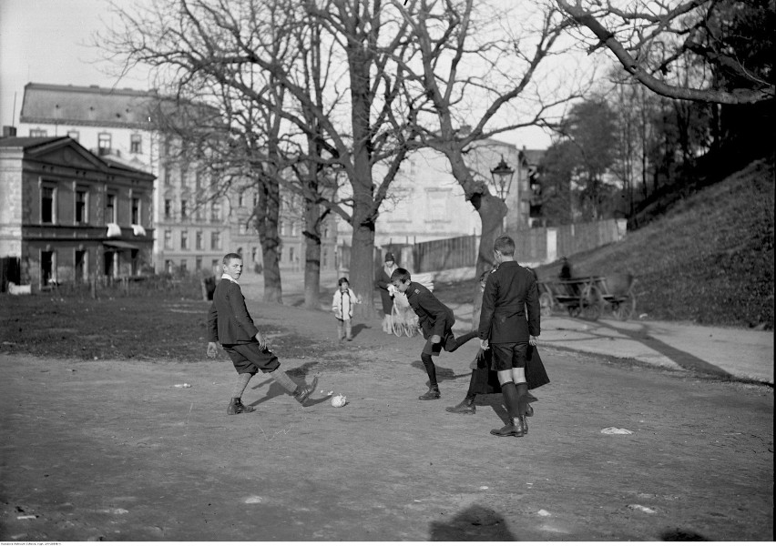 1928

Chłopcy w mundurkach szkolnych podczas zabawy piłką na...