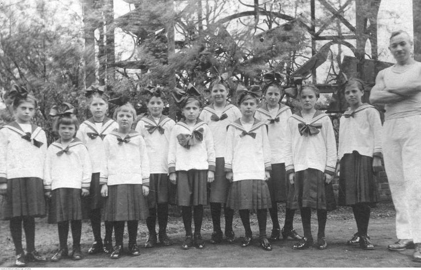 1920

W okresie międzywojennym wygląd mundurka szkolnego...