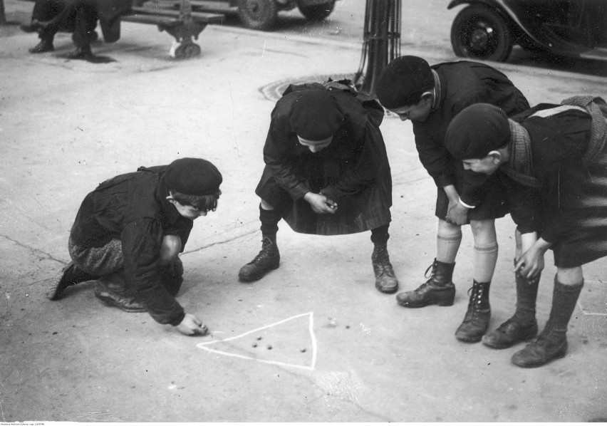 1931

Uczniowie w mundurkach szkolnych podczas gry w kulki.