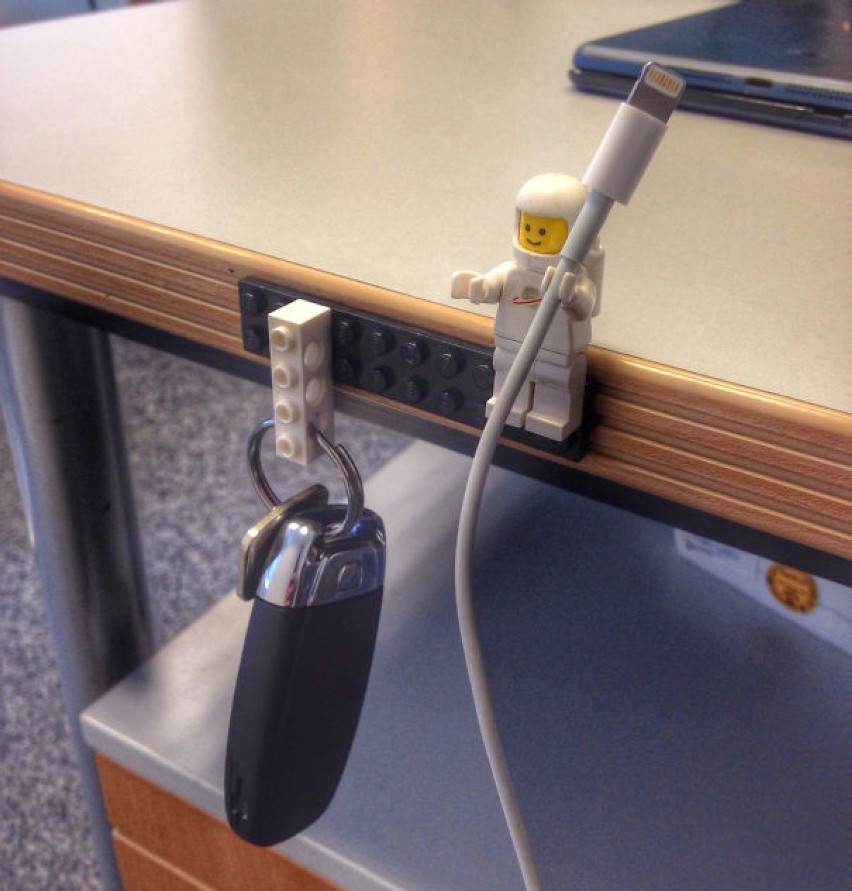 Ludzik Lego jako uchwyt na wiecznie spadający kabel