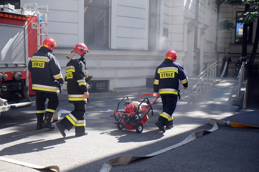 Ewakuacja pacjentów Szpitala Uniwersyteckiego. Straż pożarna ćwiczyła w Krakowie [ZDJĘCIA]