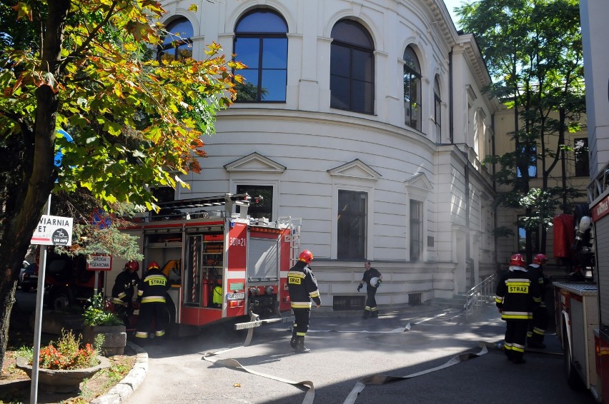 Ewakuacja pacjentów Szpitala Uniwersyteckiego. Straż pożarna ćwiczyła w Krakowie [ZDJĘCIA]